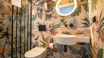 Habitació doble Deluxe | Bany | Dutxa, articles de tocador gratuïts, assecador de cabells i tovalloles