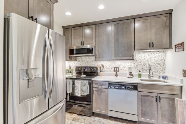 Refrigerador, microondas, horno y parrilla de estufa 