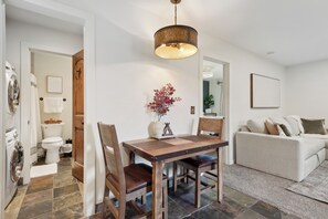 Smart TV, chimenea y libros 