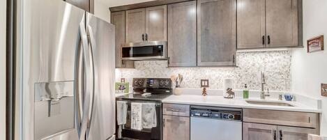 Refrigerador, microondas, horno y parrilla de estufa