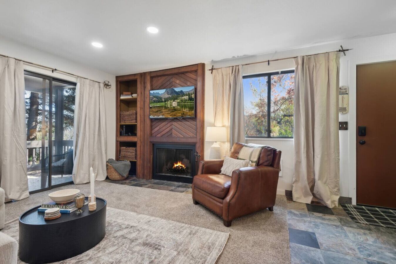 Smart TV, lareira, livros