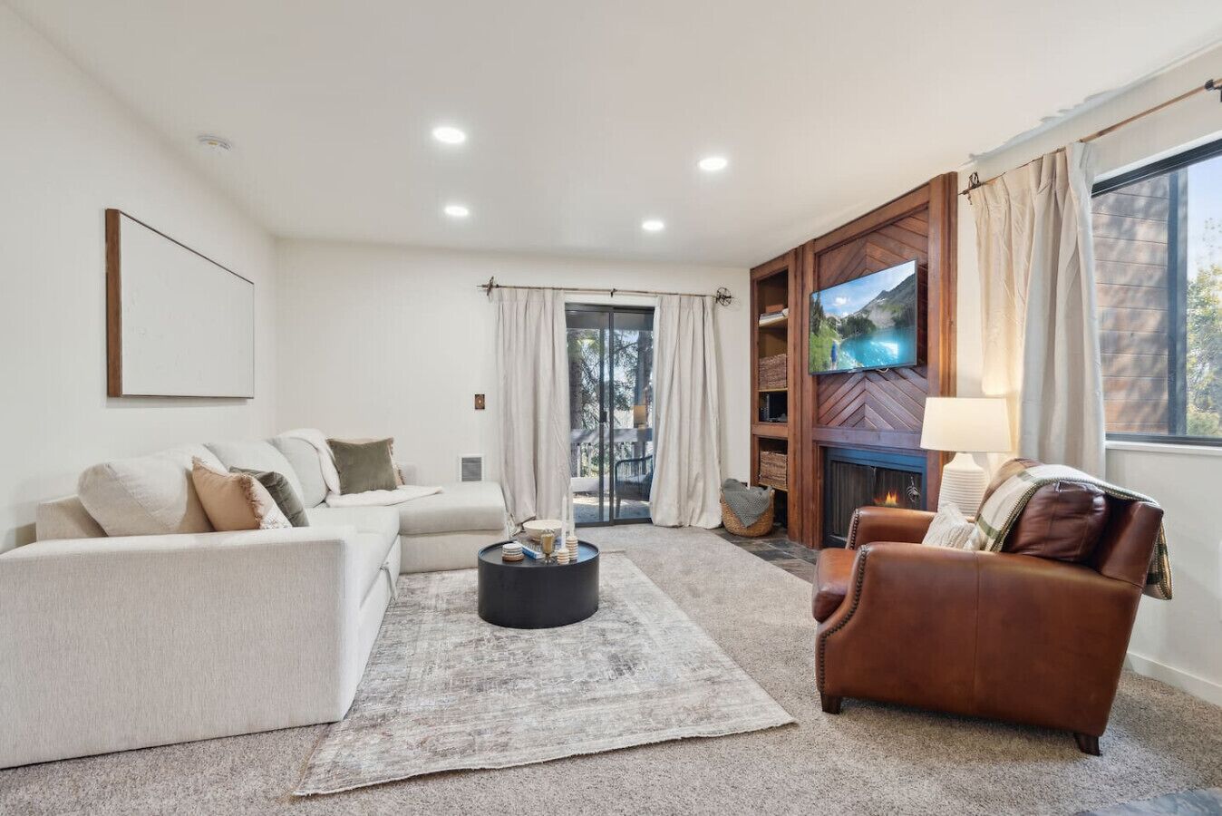 Smart TV, lareira, livros