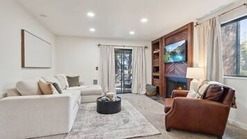 Smart TV, lareira, livros