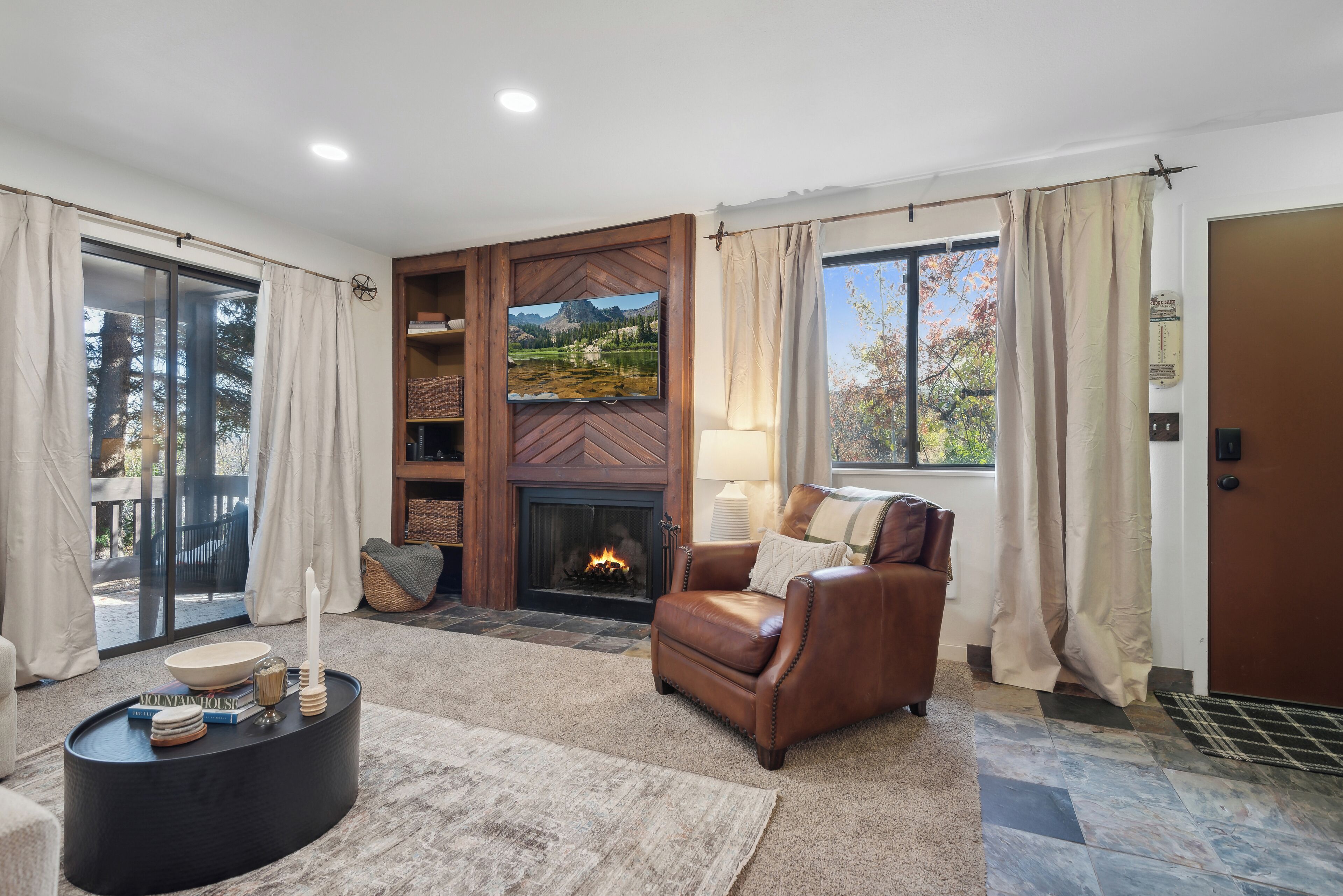 Smart-TV, peis og bøker