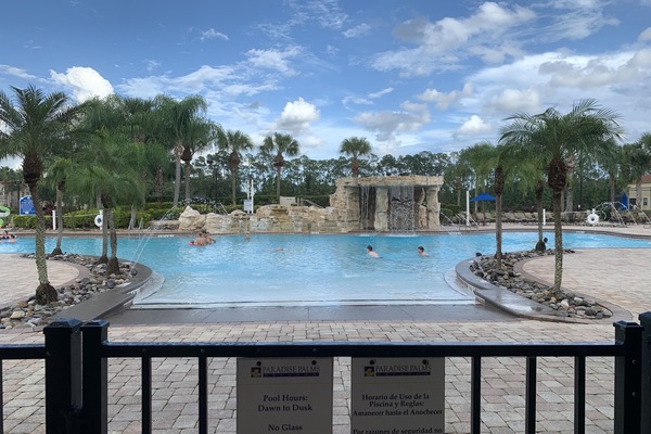 Piscina a l'aire lliure i piscina climatitzada