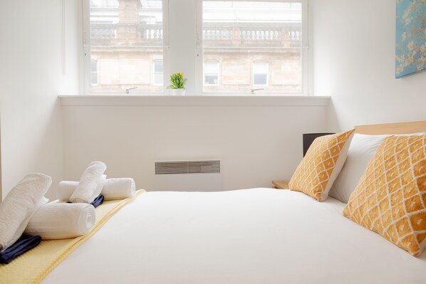 2 habitaciones, tabla de planchar con plancha y cuna de viaje 