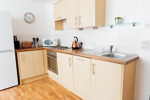 Fridge, microwave, oven, stovetop - Elegant and Comfy in The Heart of Glasgow (Glasgow)