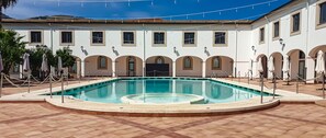Piscina externa sazonal, funciona das 9h às 18h, espreguiçadeiras