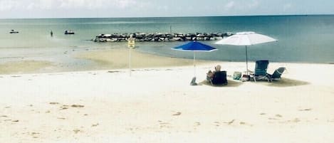 Beach nearby, sun loungers, beach towels