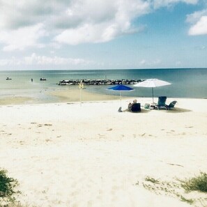 Plage à proximité, chaise longue, serviettes de plage