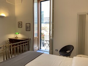 2 chambres, coffres-forts dans les chambres, bureau