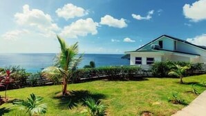 Une maison moderne avec vue sur l’océan.