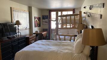 2 bedrooms, desk, iron/ironing board, free WiFi