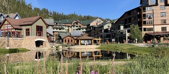Amazing location! TRUE Ski-In/Out @ Winter Park Slopeside ZML. Sleeps 9, 2BR/2BA