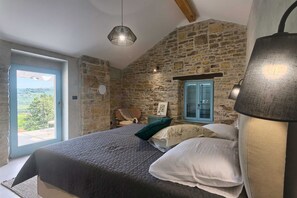 5 habitaciones, tabla de planchar con plancha y cuna de viaje 