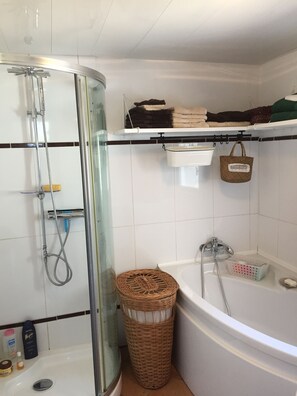 Combined shower/bathtub, hair dryer - Villa des Genêts (Montagrier)