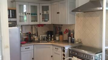 Fridge, microwave, oven, coffee/tea maker