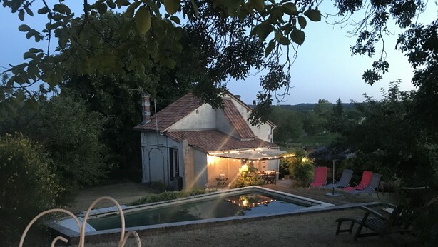 A house with a swimming pool, outdoor seating, and string lights. - Villa des Genêts (Montagrier)