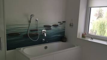 Bañera, secador de pelo, toallas, jabón