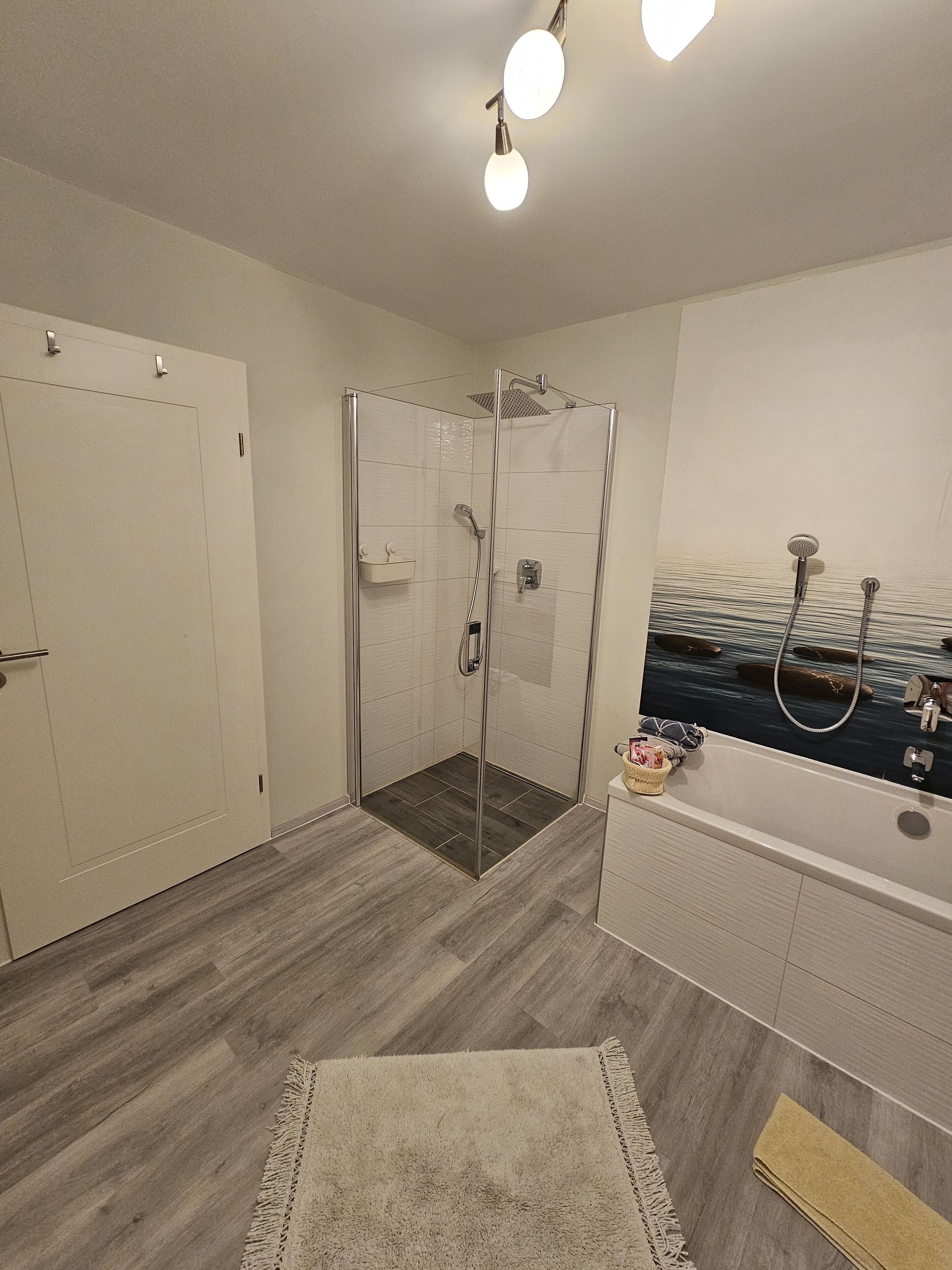 Badewanne, Haartrockner, Handtücher, Seife