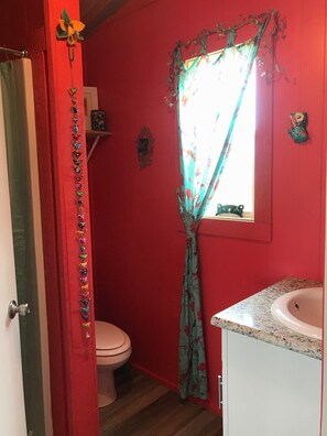 Shower, hair dryer, towels, soap - Cute cottage just 5 minutes to Round Top! (Carmine)