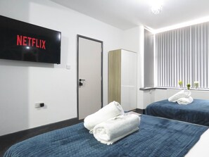 Deluxe Studio | Living area | 43-inch Smart TV with cable channels, TV, Netflix - Tudors Inn Handsworth (Birmingham)