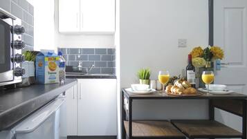 Cookware/dishes/utensils