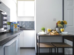 Cookware/dishes/utensils - Tudors Inn Handsworth (Birmingham)