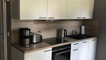 Geschirrspüler, Wasserkocher mit Kaffee-/Teezubehör