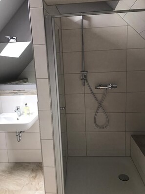 Shower, towels - Half-timbered apartment "Zur Tenne" (Rieste)