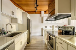 Fridge, microwave, oven, stovetop - 8BR Retreat|Sleeps 20Deck, BBQ, SeaTac | Sophari J (Des Moines)