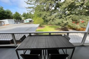 Outdoor dining - 8BR Retreat|Sleeps 20Deck, BBQ, SeaTac | Sophari J (Des Moines)
