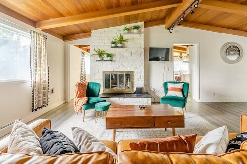8BR Retreat|Sleeps 20Deck, BBQ, SeaTac | Sophari J
