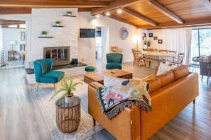 Interior - 8BR Retreat|Sleeps 20Deck, BBQ, SeaTac | Sophari J (Des Moines)