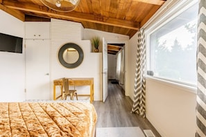 8 bedrooms, desk, travel cot, free WiFi - 8BR Retreat|Sleeps 20Deck, BBQ, SeaTac | Sophari J (Des Moines)