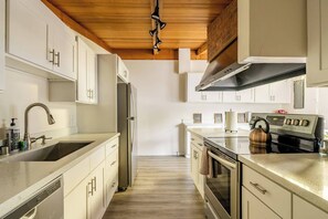 Kjøleskap, mikrobølgeovn, ovn og kokeplater