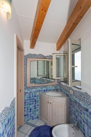 Dusche, Haartrockner, Bidet, Handtücher