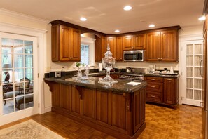 Kylskåp, mikrovågsugn, ugn och spishäll