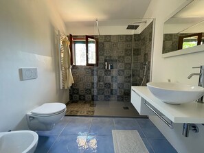Dusche, Haartrockner, Bidet, Handtücher