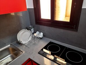 Kühlschrank, Mikrowelle, Wasserkocher mit Kaffee-/Teezubehör