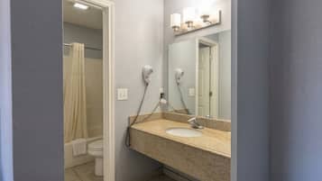 Toalettartikler (inkludert), hårføner og håndklær