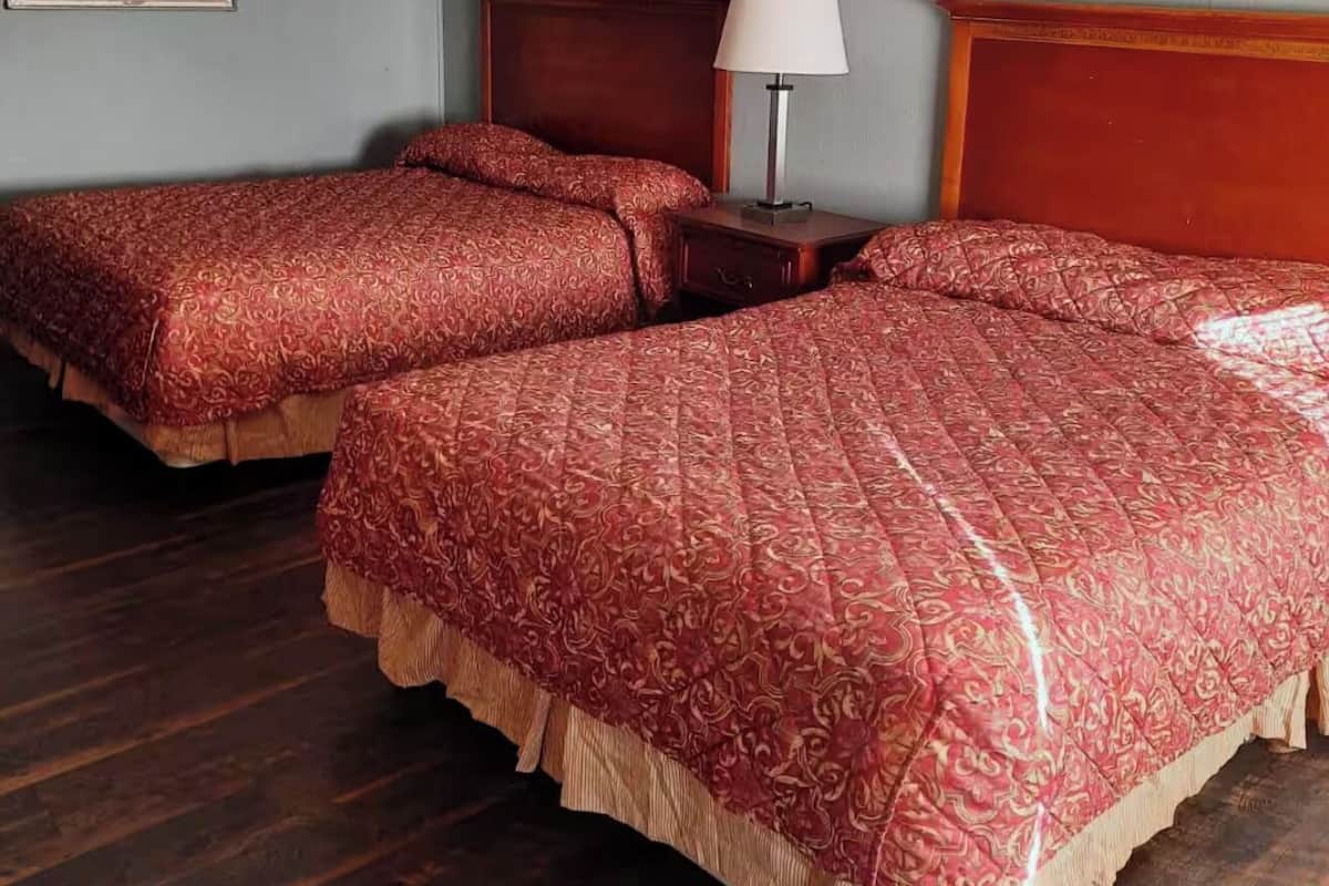 Standaard tweepersoonskamer | Een bureau, gratis wifi, beddengoed