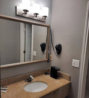 Combined shower/bathtub, hydromassage showerhead, free toiletries