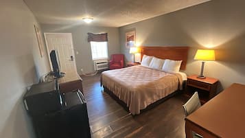 Room, 1 King Bed, Non Smoking | Desk, free WiFi, bed sheets