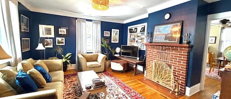 Smart-TV, Kamin, Bücher, Drucker