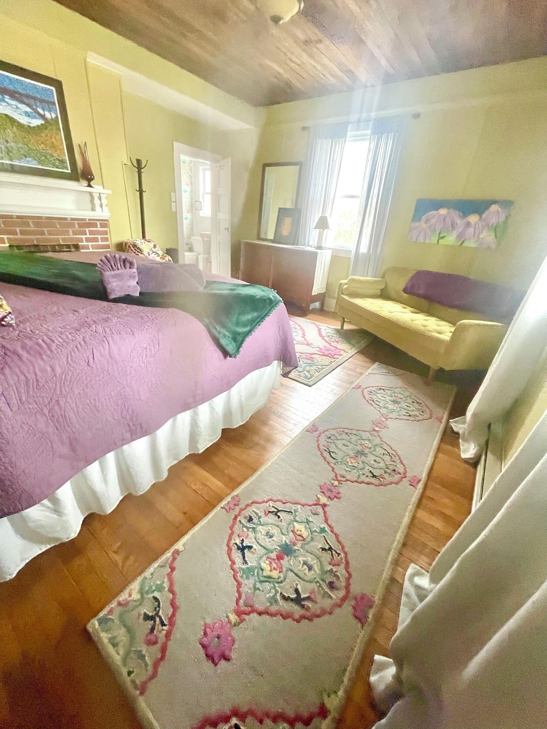 3 bedrooms, desk, iron/ironing board, travel cot