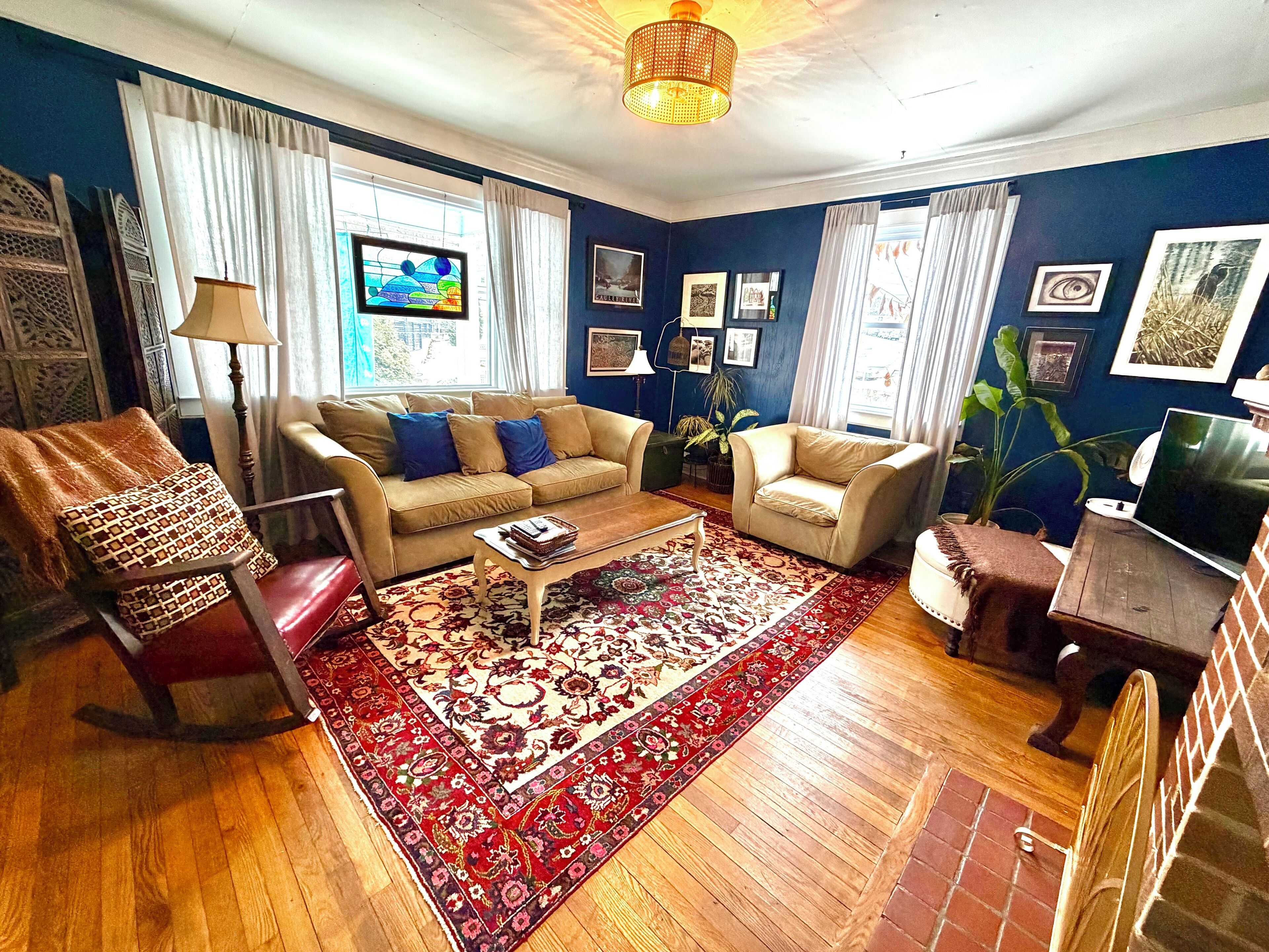 Smart-TV, Kamin, Bücher, Drucker