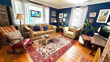 Smart-TV, Kamin, Bücher, Drucker