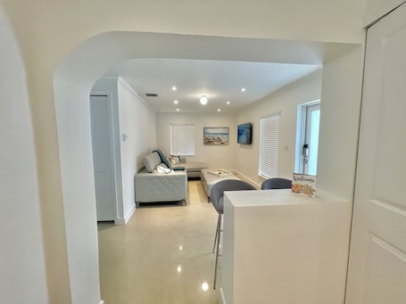 Interior. Villa Capri Cozy 2 Bedroom Cottage in the heart of Miami
