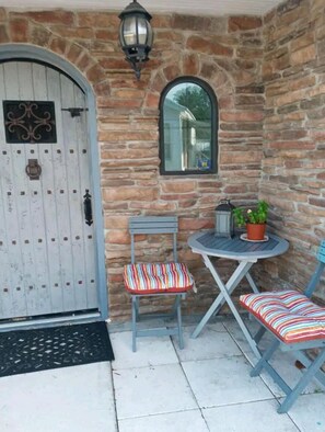 Outdoor dining - Hobbit House, Tiny Home. (North Fort Myers)